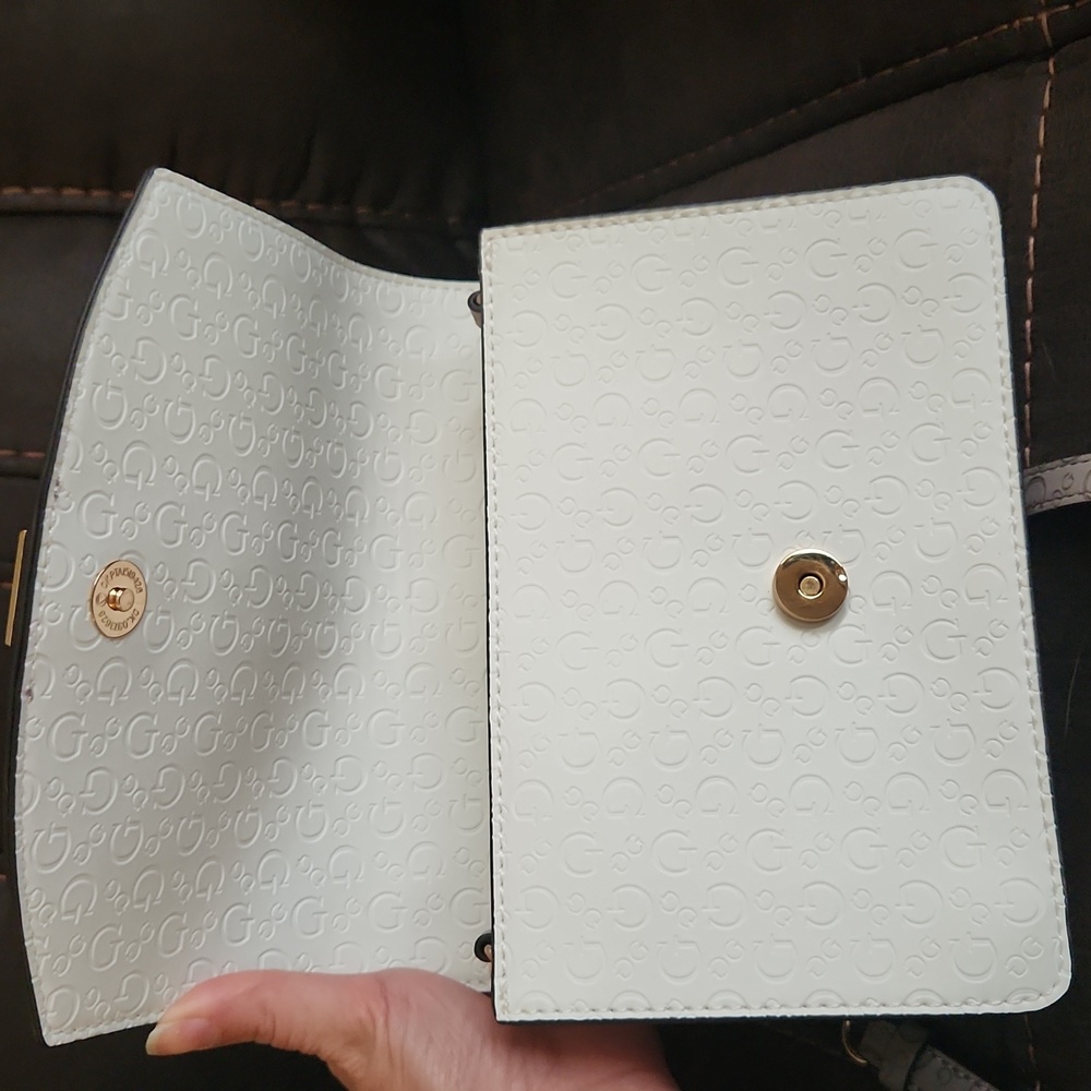 Womens guess purse - Picture 2 of 4